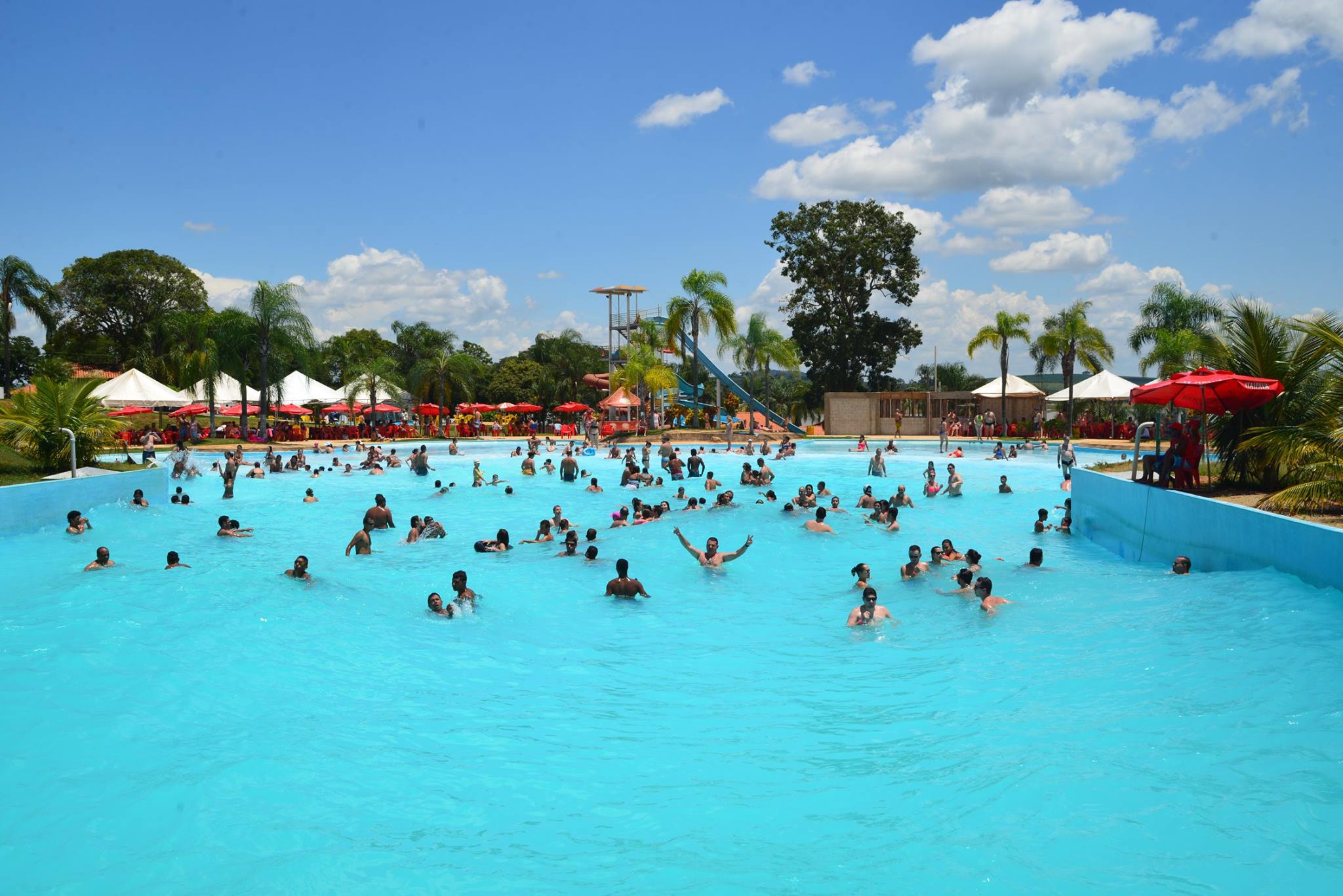 Veja seis parques aquáticos com day use em Minas para aproveitar o