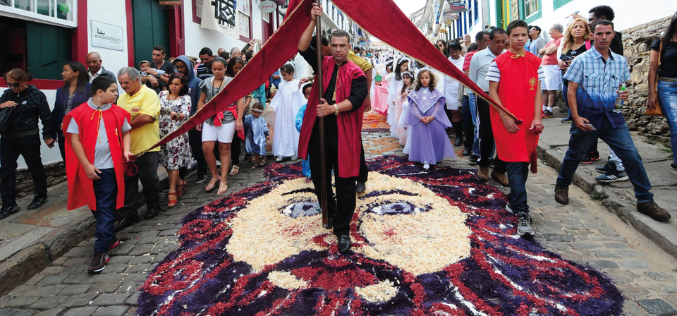 Os tapetes devocionais são produzidos nas ruas com materiais coloridos e conduzem a comunidade e os turistas pelo trajeto da Procissão da Ressurreição em várias cidades mineiras