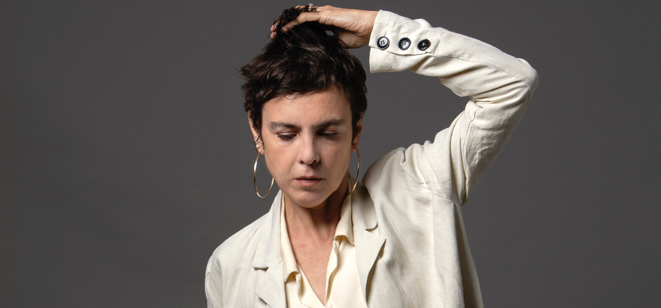 Além do repertório autoral, Adriana Calcanhotto apresentará releituras para canções de Chico Buarque, Caetano Veloso e Amy Winehouse