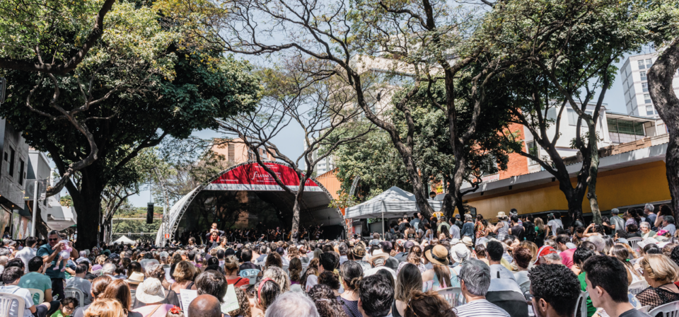 No 1º de maio, Dia do Trabalhador, a Filarmônica de Minas Gerais volta a se apresentar ao ar livre e faz o primeiro concerto da série “Filarmônica na Praça”, após dois anos de pandemia