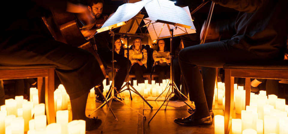 Velas com luzes de LED enfeitam os espaços escolhidos para receber apresentações da série Candlelight Concerts