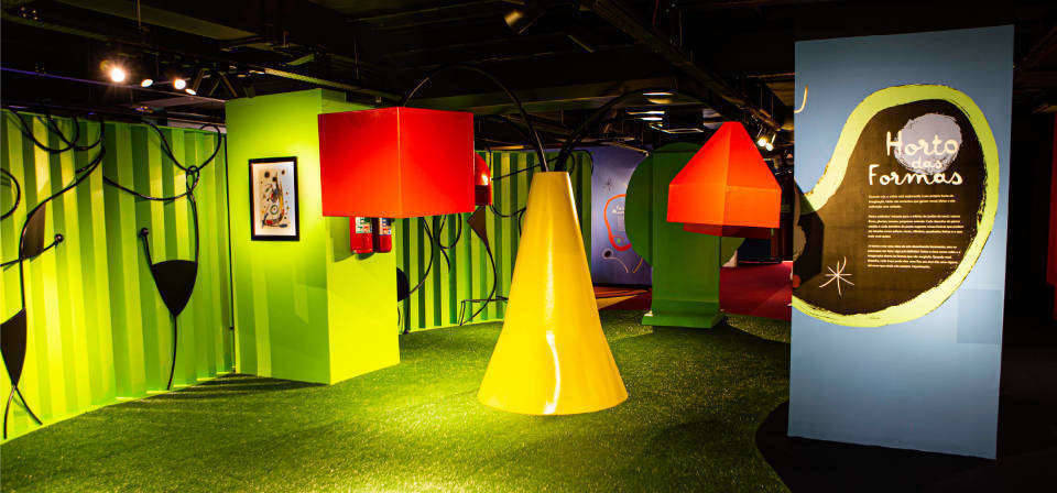 Exposição cria espaços interativos, com formas e cores vibrantes, que oferecem imersão nas obras de Joan Miró