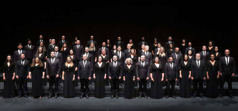 Coro regido por Hernan Sanchez traz solistas de excelência em interpretações de grandes clássicos