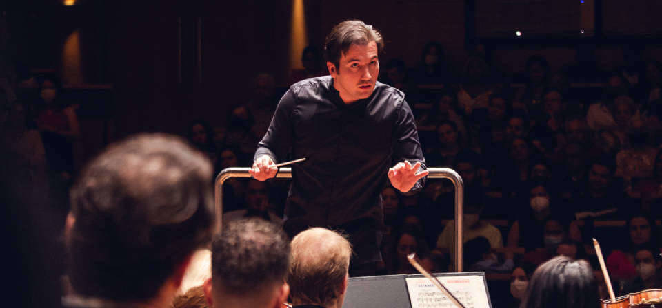 Maestro José Soares, regente associado da Filarmônica, conduz série 'Concertos Para a Juventude'