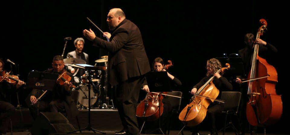 Maestro Leonardo Cunha conduz 22 músicos eruditos em concerto que revisita todas as fases do Rei do Pop