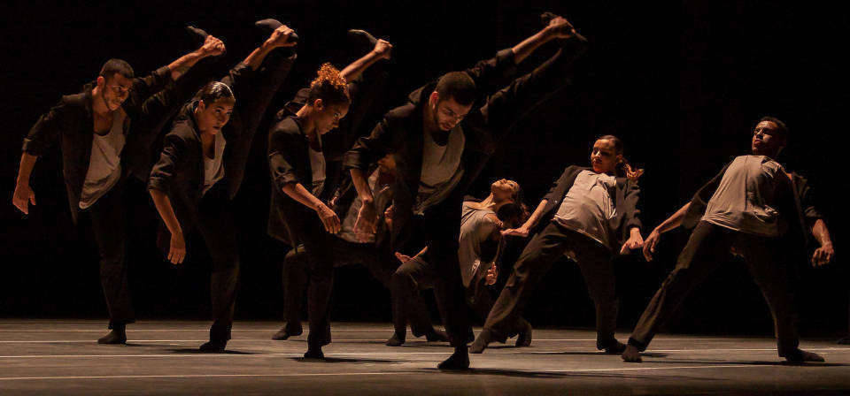 Bailarinos dão vida a coreografias de jovens talentos locais, elaboradas em parceria com o corpo de dança