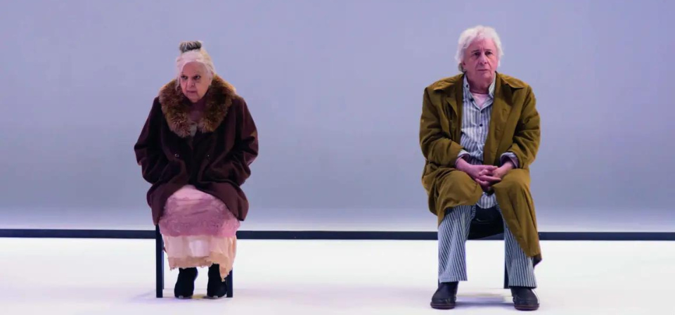 O filme-teatro "As Cadeiras", ambientado em um farol e centrado na vida de um casal de idosos, será exibido no Teatro Feluma nos dias 25, 26 e 27 de agosto
