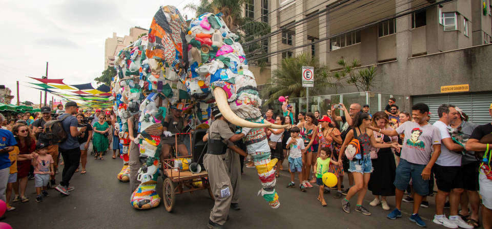 'Elefanteatro' em sua aparição mais recente, durante a Virada Cultural: boneco é manipulado por seis artistas