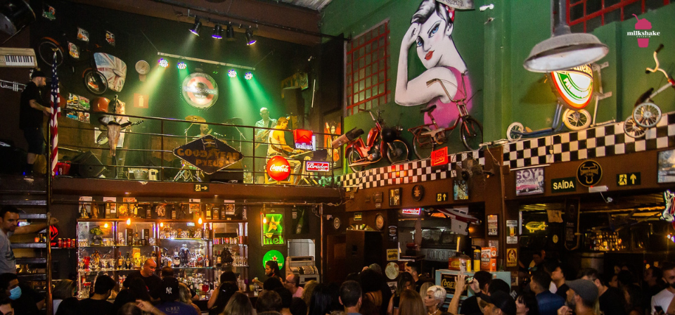 Underground Black Pub é um marco para os fãs do Rock, com destaque para sua decoração única, repleta de referências vintage, como um carro antigo e uma loja temática de souvenires
