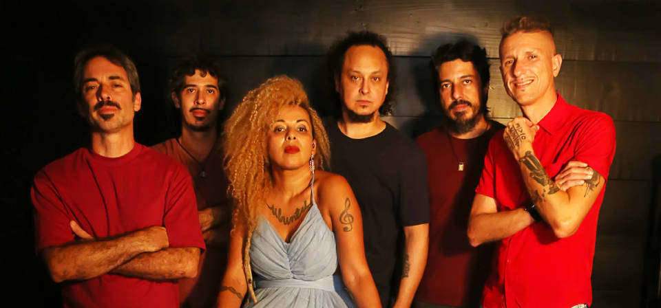 Banda explora pluralidade dos ritmos brasileiros e influências afro-latinas em primeiro álbum da discografia