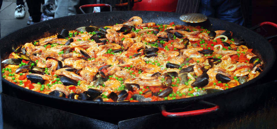 Iguarias como mariscos, camarões e lula estarão disponíveis em preparações clássicas, a exemplo da paella