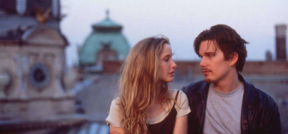 'Antes do Amanhecer' (1995), com Ethan Hawke e Julie Delpy, abre série de histórias sobre casais que se encontram em meio a viagens ou longe de casa