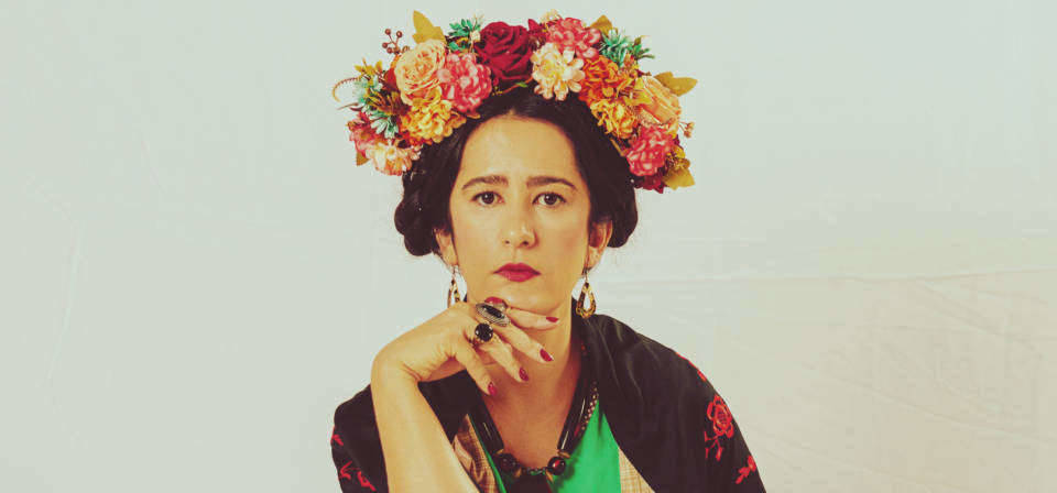 Drama poético 'Frida em Fragmentos e Passos' traz Bárbara Oliveira no papel da pintora, em montagem que recorre à dança e aos diários deixados por ela
