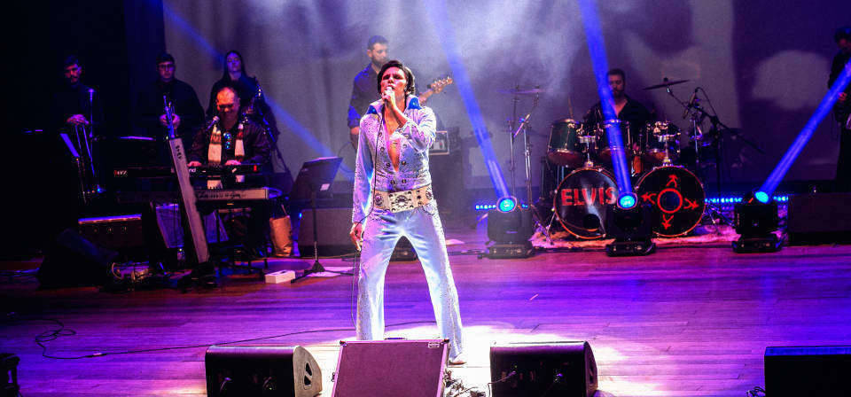 Acompanhado por banda de 10 músicos, Alex Ferrera estrela show recheado de sucessos em tributo a Elvis Presley