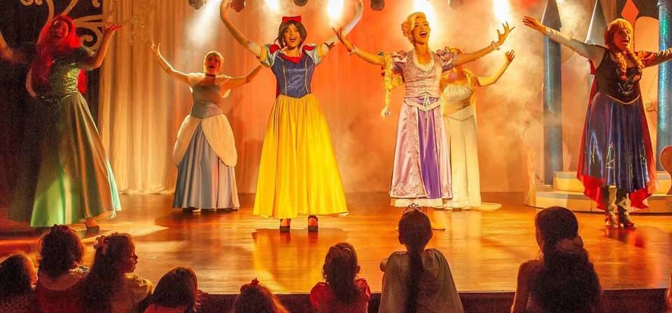 Espetáculo conta histórias das princesas Elsa, Anna, Rapunzel, Ariel, Branca de Neve e Cinderela