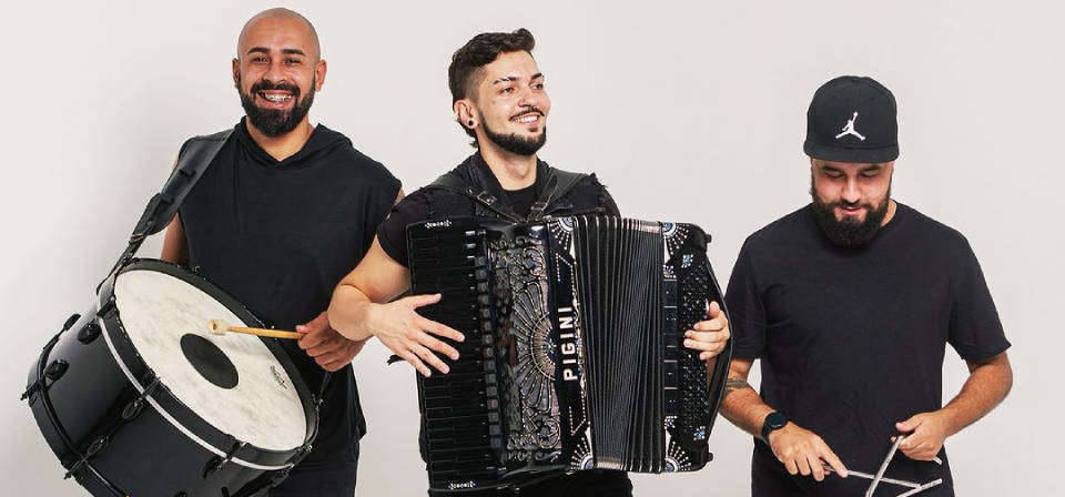 Marcelo Bernardes, Gabriel Gabiru e Diego Germano revisitam hits de outros artistas e apresentam faixas dos três álbuns de carreira