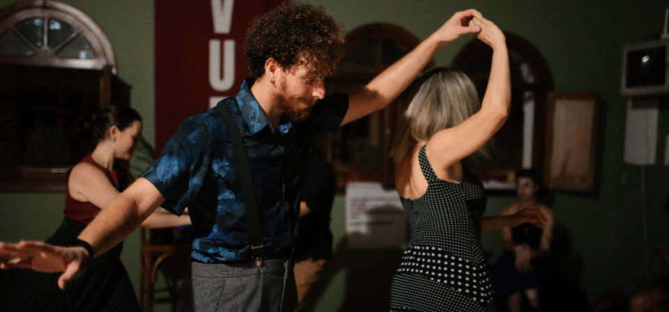 Grupo apresenta a sofisticação vigorosa do lindy hop, em noite que também tem espaço para o público dançar à vontade