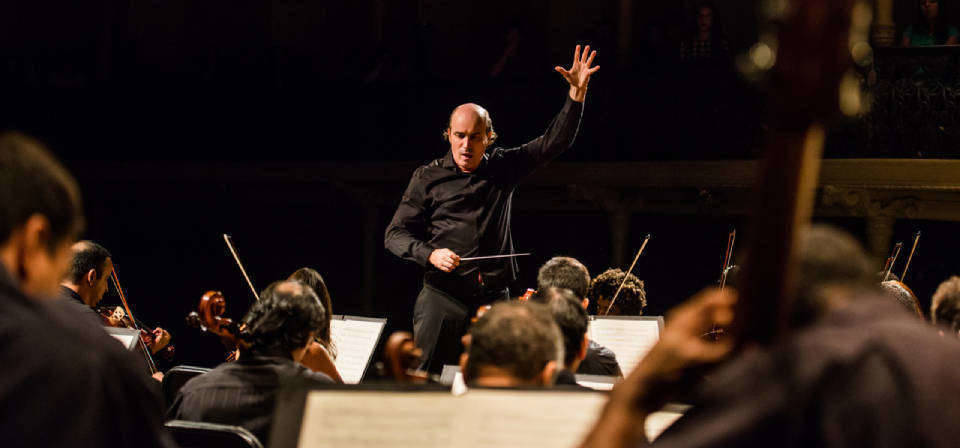 Maestro Helder Trefzger rege orquestra capixaba em concerto centrado nos 'Fragmentos Mahlerianos' de Marcelo Rauta