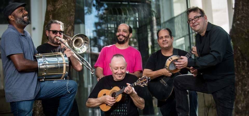 Sexteto toca clássicos do gênero musical em apresentação com o saxofonista Renato Carvalho, que foi um dos fundadores da banda