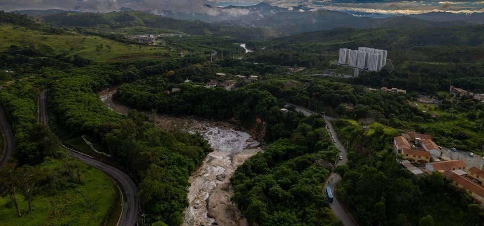 Cachoeira do Ribeirão Arrudas em Sabará: André Carvalho percorreu cursos d'água entre três cidades e registrou também seus habitantes