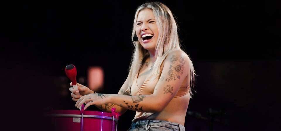 Cantora e compositora despontou no cenário musical do Rio de Janeiro com performances ao vivo, gravadas na Rocinha