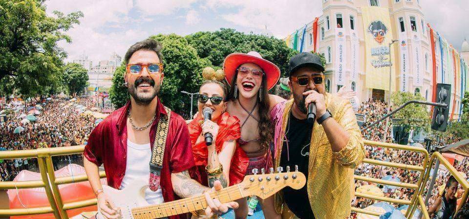 Phillipe Guimarães, Biah Art e PhillsBrtbe integram a banda do bloco Beiço do Wando, que arrasta multidões pelo carnaval de BH