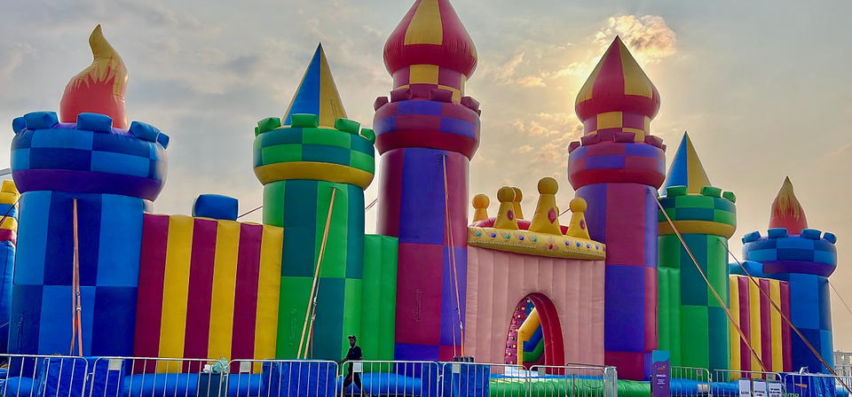 O castelo gigante conta com escorregadores, pista de obstáculos, cores lúdicas e estruturas de escalada