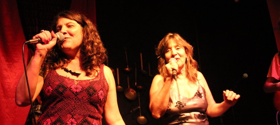 As cantoras Lorene e Marinês se apresentam no Pátio Espanhol