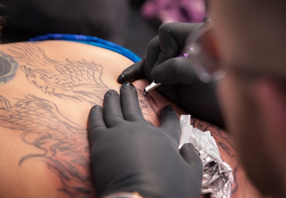 Main procedimentos tatuagem por creatista