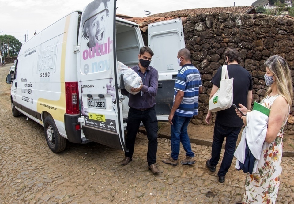 Main mesa brasil entrega de cestas basicas rede solidaria ouro preto f tarcisio de paula