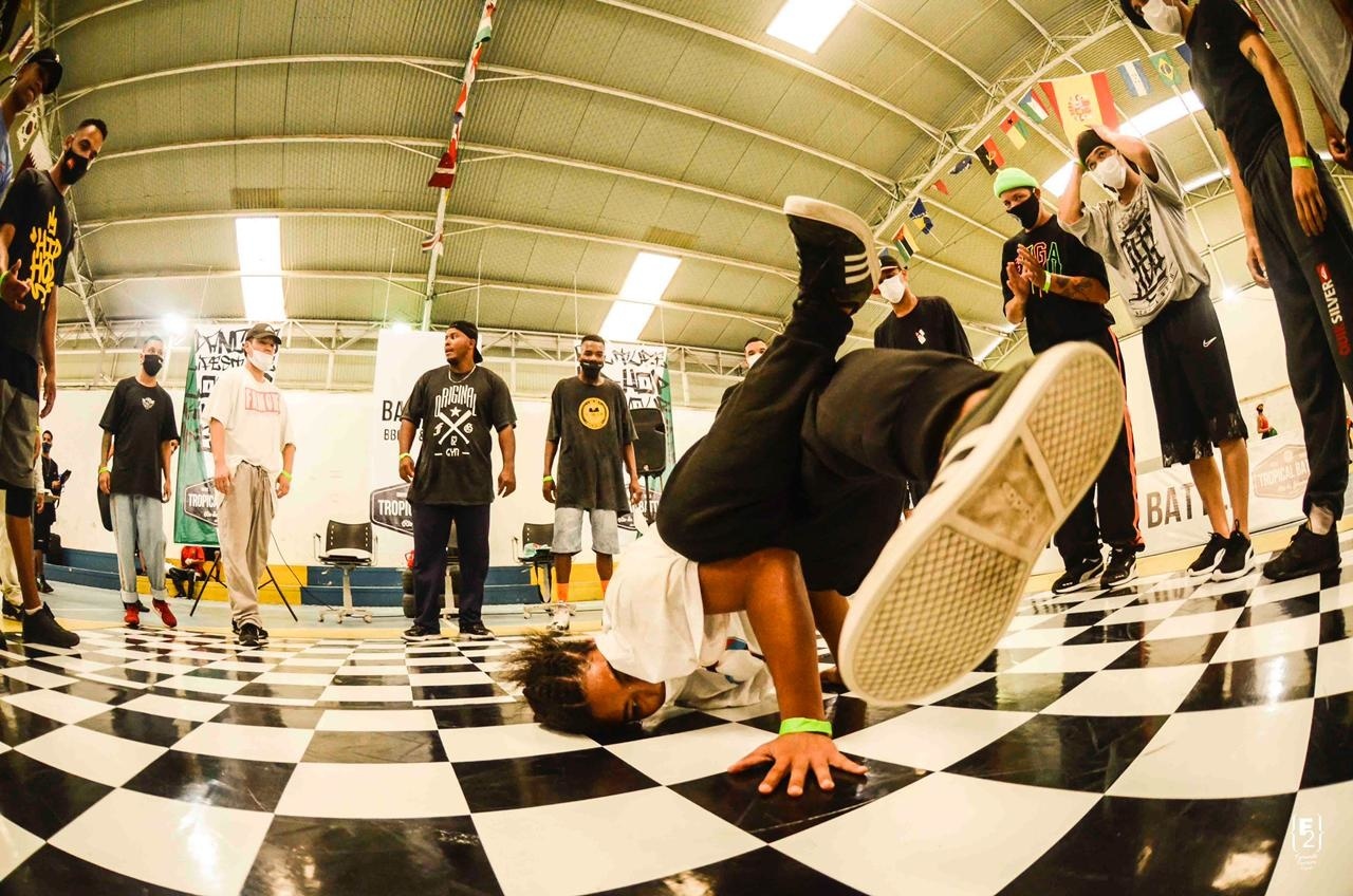 Em BH, idosos se rendem a boates, aprendem hip-hop e até dança do