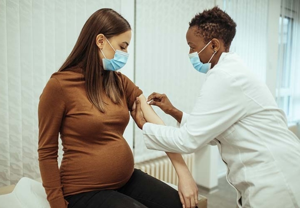 Main pregnant woman with mask getting vaccine resized getty images