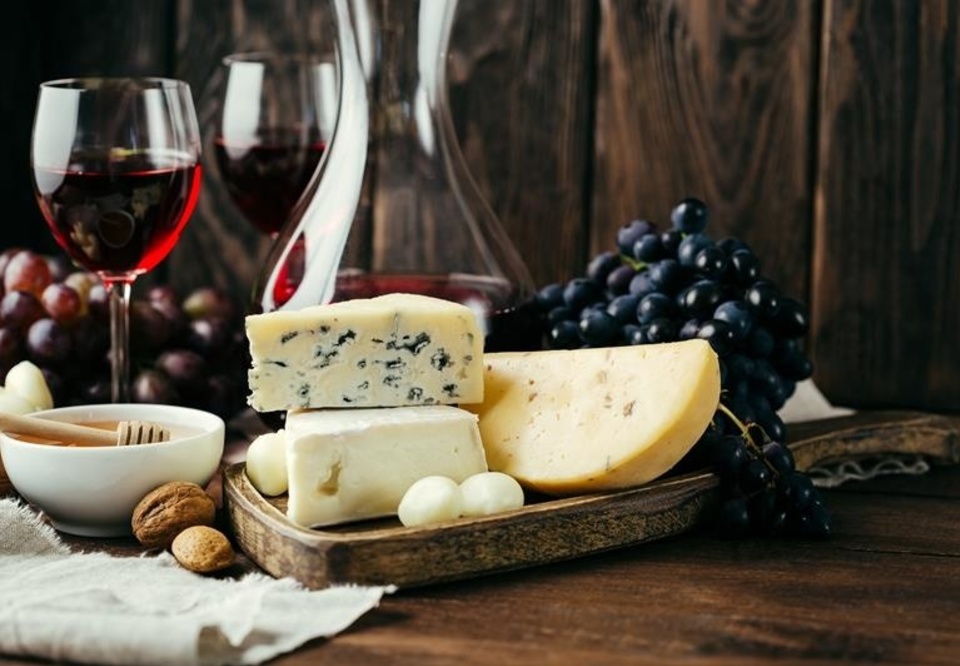 Main queijos vinhos
