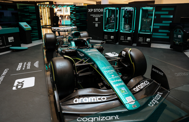 F1: carro da Aston Martin desembarca em shopping de Brasília