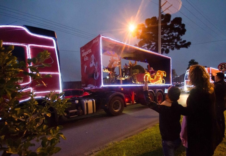 Caminhão de Natal Coca Cola com luz : : Brinquedos e