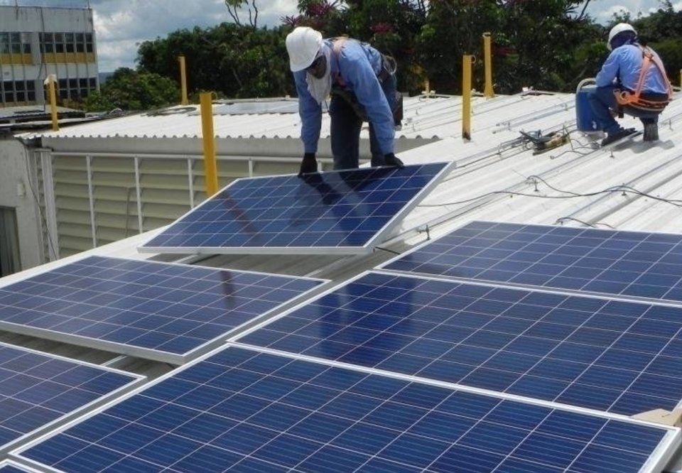 Minas inaugura usina capaz de armazenar energia solar e gerar