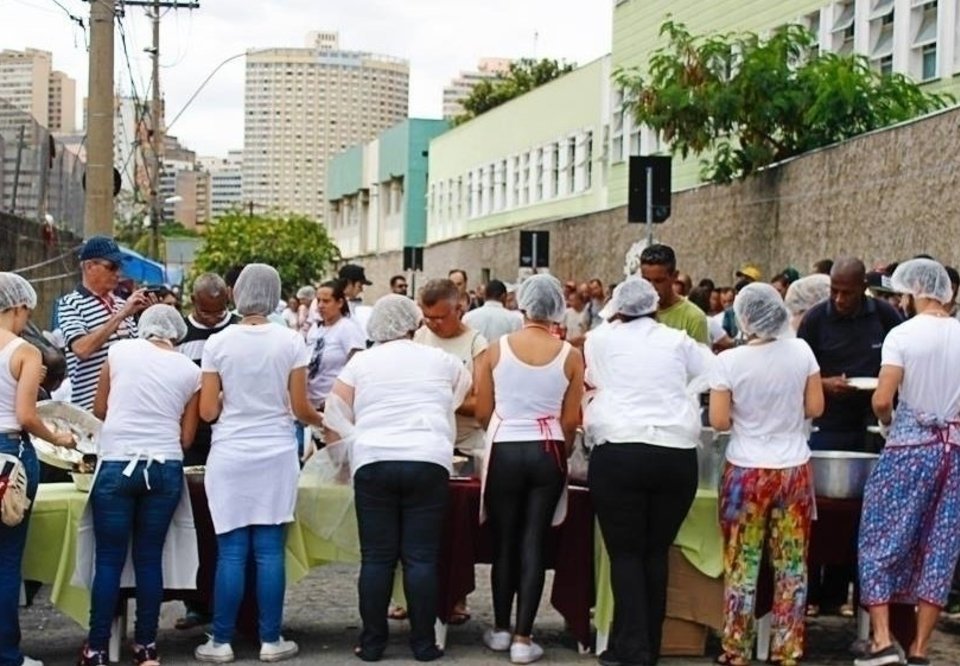Grupo Amizade Solidária promove Ceia de Natal para pessoas em situação de  rua · AeP