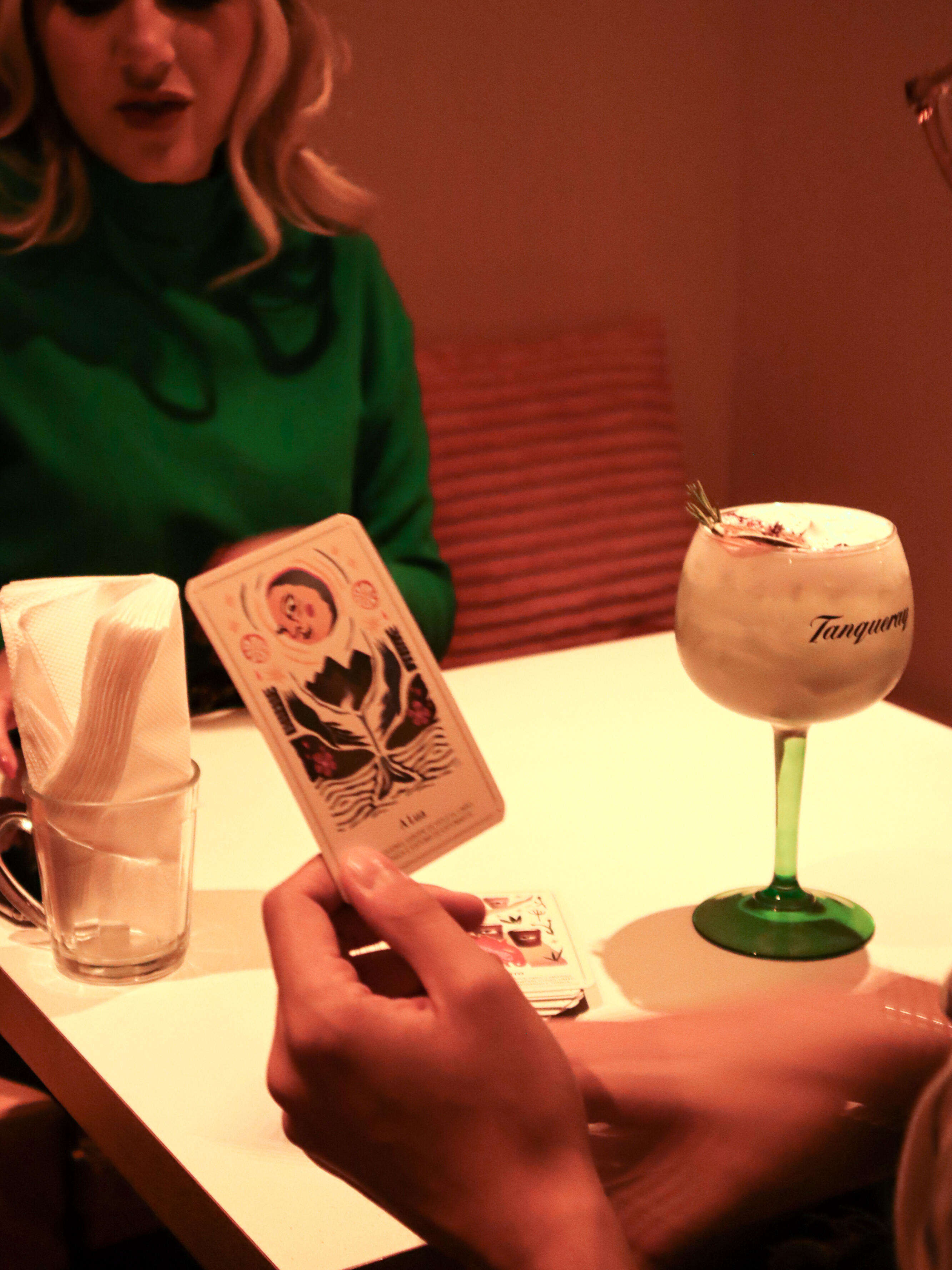 Os drinks são explicados em cartas de tarô e os clientes mais corajosos podem escolher na sorte a próxima bebida