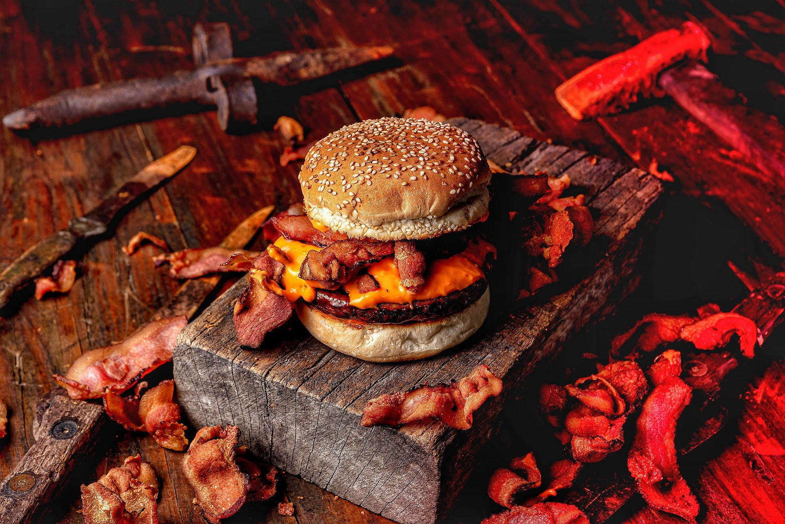 Entre os destaques do cardápio do Porks, que estarão disponíveis na nova unidade mineira, estão o Porks Bacon Burger, preparado com burger de costelinha de porco, creme de cheddar e tiras de bacon crocante