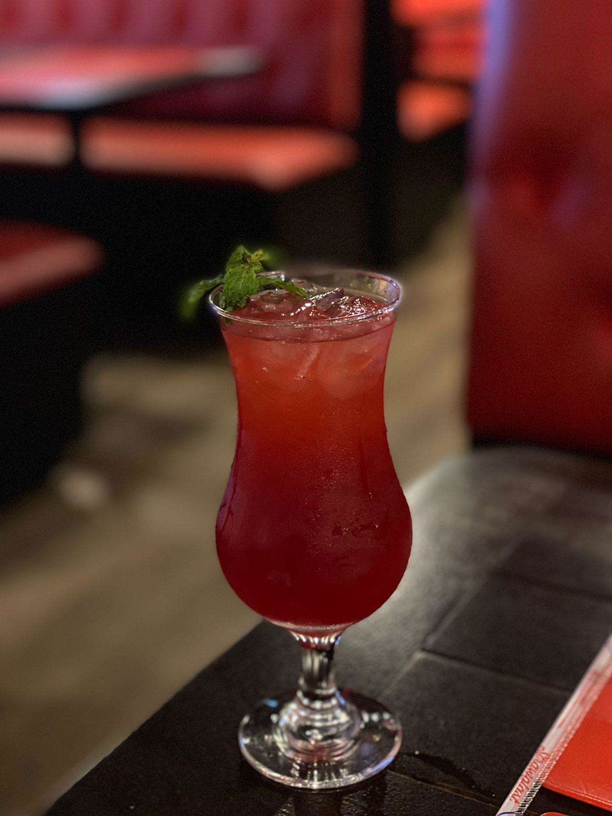 Criação do bartender Ian Coelho, o drink ‘Capetão’ leva gin, limão capeta espremido, suco de cramberry, grenadine e pimenta biquinho