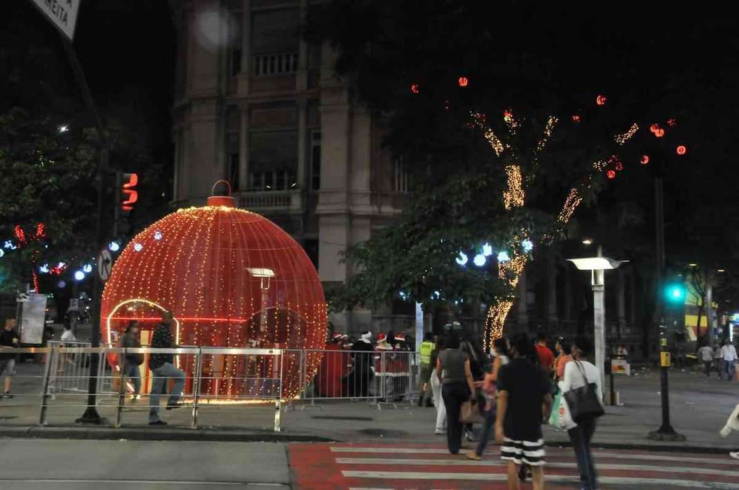 Projeto tem uma cabine em formato de bola de árvore de Natal iluminada por luzes de LED