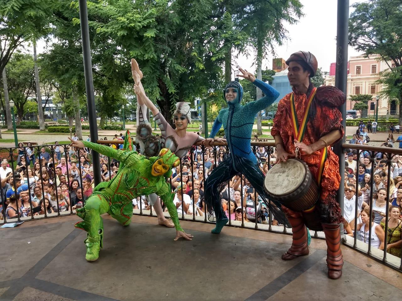 Apresentação de artistas do Cirque du Soleil na Praça da Liberdade
