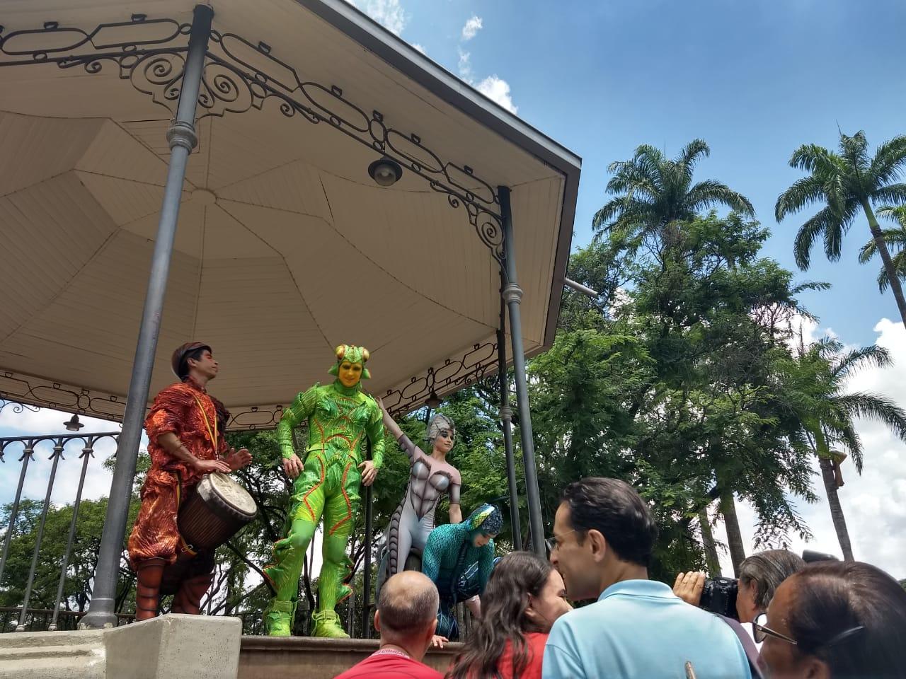 Apresentação de artistas do Cirque du Soleil na Praça da Liberdade