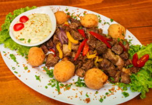 Onde comer antes de cair nos bloquinhos de BH: 7 bares com PF perto da folia