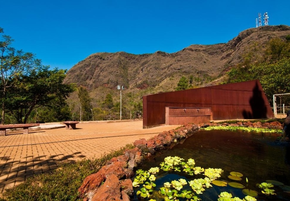 Vista da Serra do Curral em dia de baixa umidade em Belo Horizonte