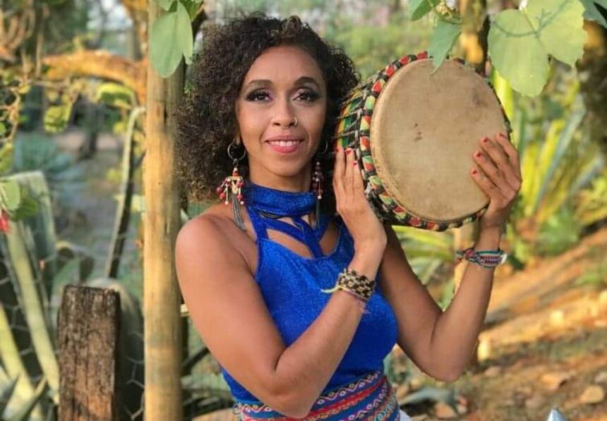 Alcione Oliveira, a Cici Floresta, conduz o coletivo Couro Encantado em viagem por ritmos populares brasileiros