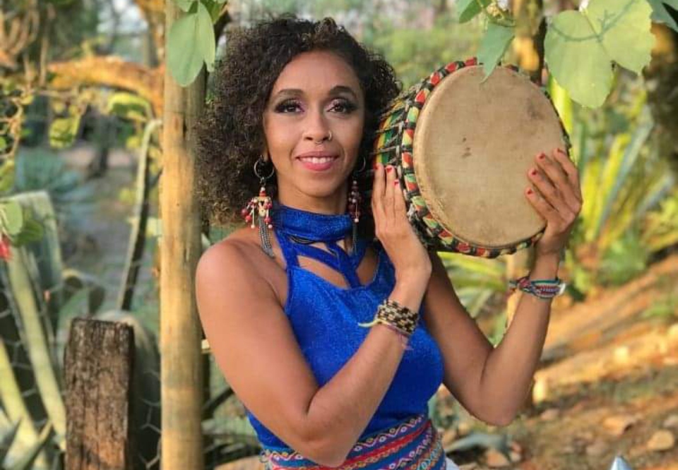 Alcione Oliveira, a Cici Floresta, conduz o coletivo Couro Encantado em viagem por ritmos populares brasileiros