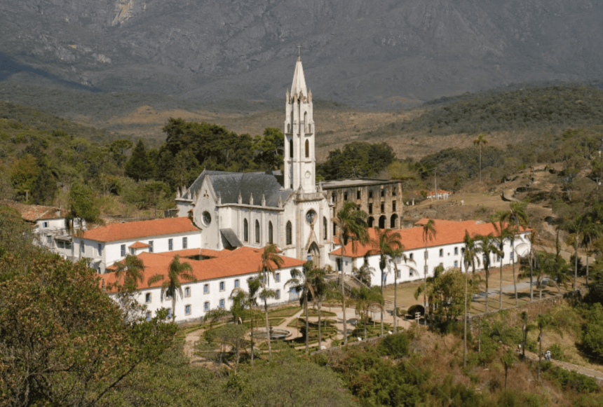 O Santuário do Caraça está localizado entre os municípios de Santa Bárbara e Catas Altas.