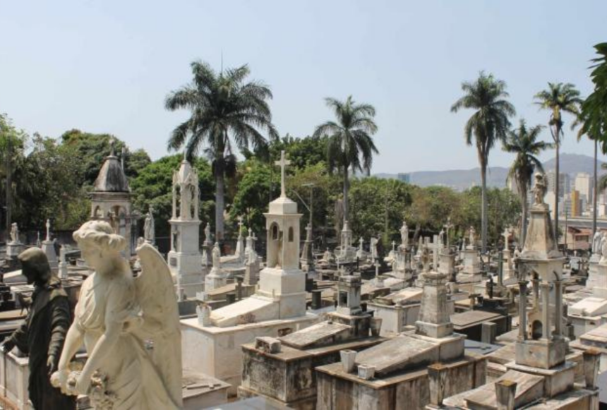 As visitas guiadas ao Cemitério do Bonfim são realizadas uma vez por mês.