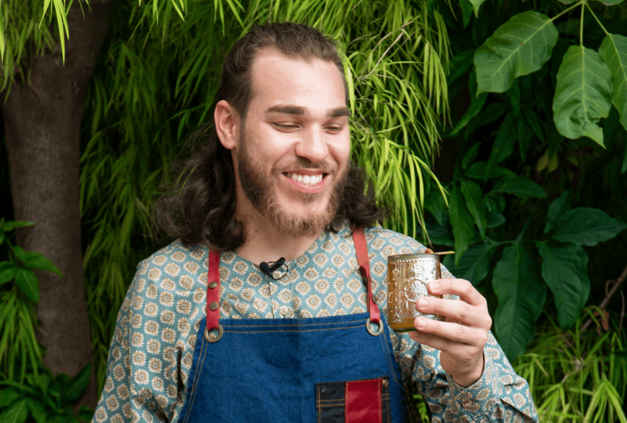 O mixologista Albert Coelho é reconhecido por seu trabalho com cachaça.